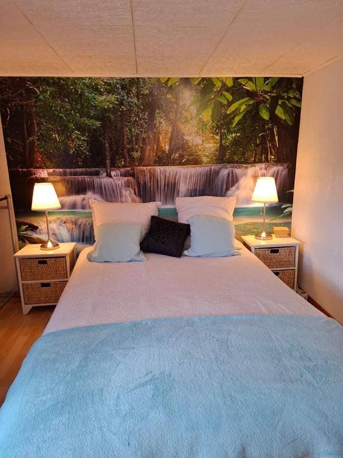 chambre atypique avec terrasse entre mer et collines 1
