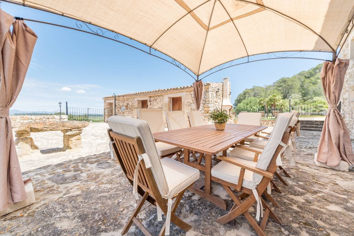 Foto 5 von 23: Typische mallorquinische Villa „S'Era de Son Roig“ mit Garten, Pool und WLAN