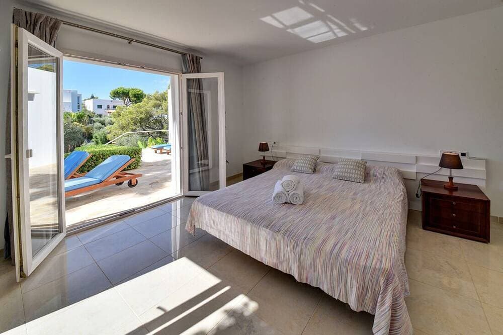 Foto 2 von 30: Villa mit direktem Strandzugang zu einer sandigen Bucht in Cala D'or Zentrum