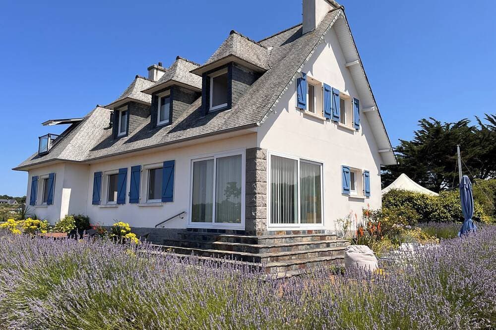 5-bedroom house with ocean views, just 5 minutes from the beach! 1