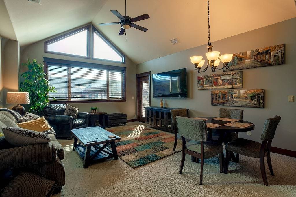 Foto 2 von 18: Luxury Riverstone Condo with Patio and Rooftop BBQ