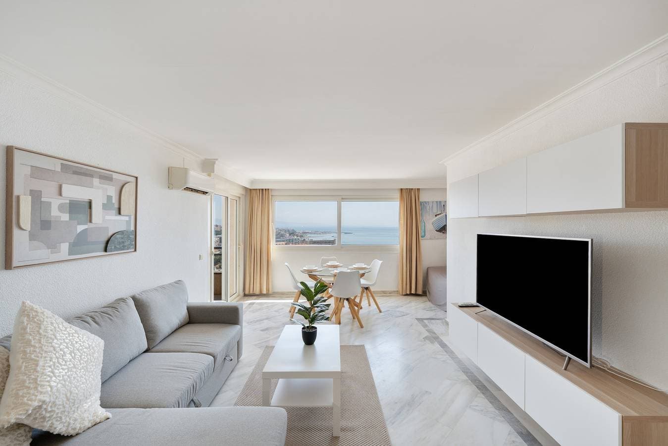 Foto 10 von 28: Apartment 'Oasis Torrequebrada' mit Ausblick, Pools, privatem Parkplatz und WLAN