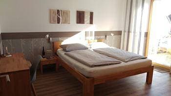 Foto 13 von 17: Weinbau Ferienwohnungen Familie Neubert - Ferienwohnung Quitte (50 m²) mit großem Südost-Balkon