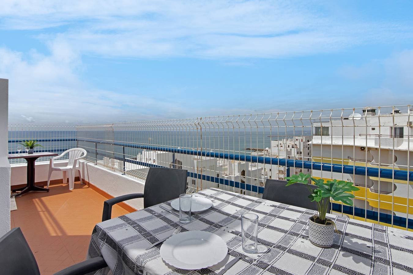 Foto 2 von 23: Ferienwohnung 'T2 2 Linha Praia Vista Mar' mit Meerblick, Balkon und Wi-Fi