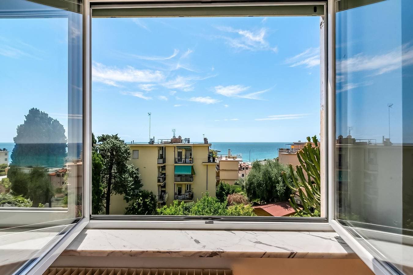 Foto 12 von 30: Owl House, Sea-View Terrace Apt in Sanremo