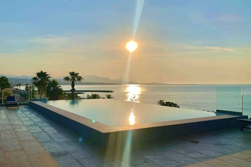 Haven of peace with infinity pool overlooking the sea 1