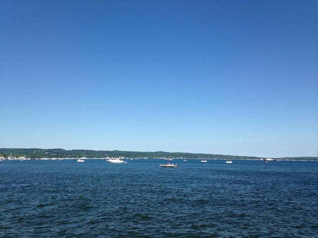 Foto 5 von 40: Komplett renovierte Eigentumswohnung direkt am Strand in der Grand Traverse Bay