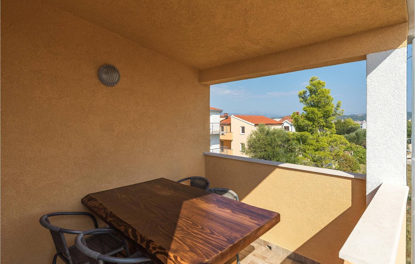 Foto 4 von 17: Gemütliche Ferienwohnung mit Terrasse, Küche und WLAN in der Nähe des Strandes Stari Porat