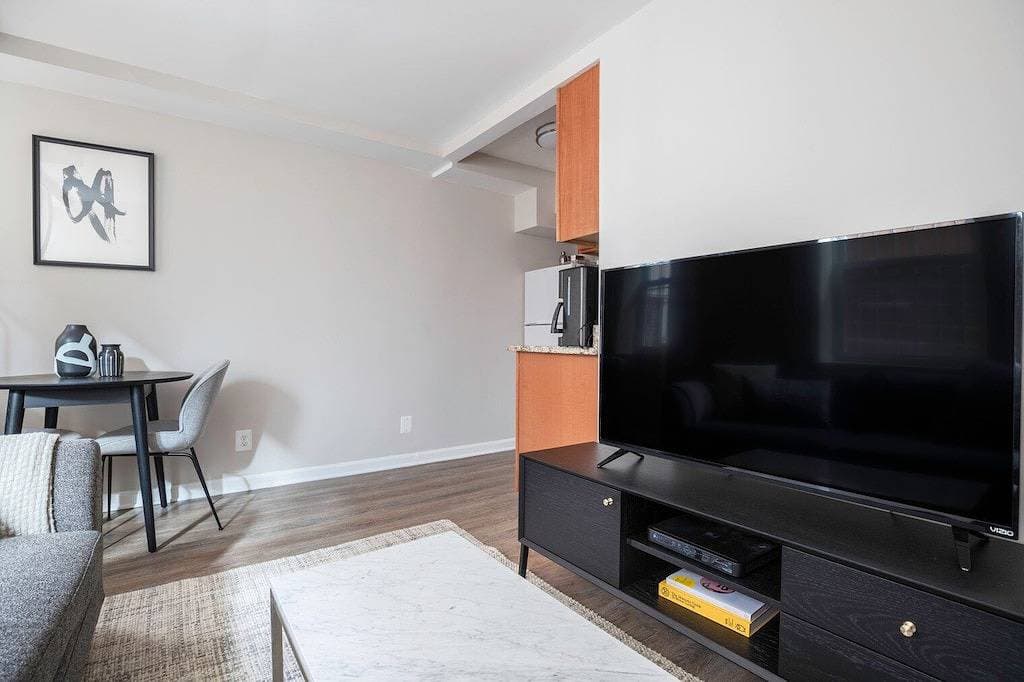 Airy Dupont Circle 1Br nr. U Street, Metro & Glen’s Mkt, by Blueground 1