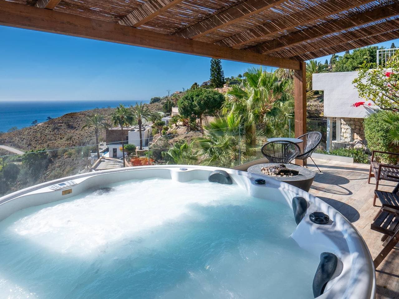 Foto 10 von 35: Luxusvilla mit Jacuzzi.