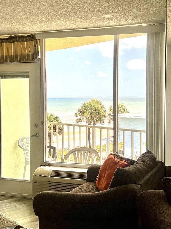 Foto 8 von 17: Waters Edge  - Ocean View at Symphony Beach Club!