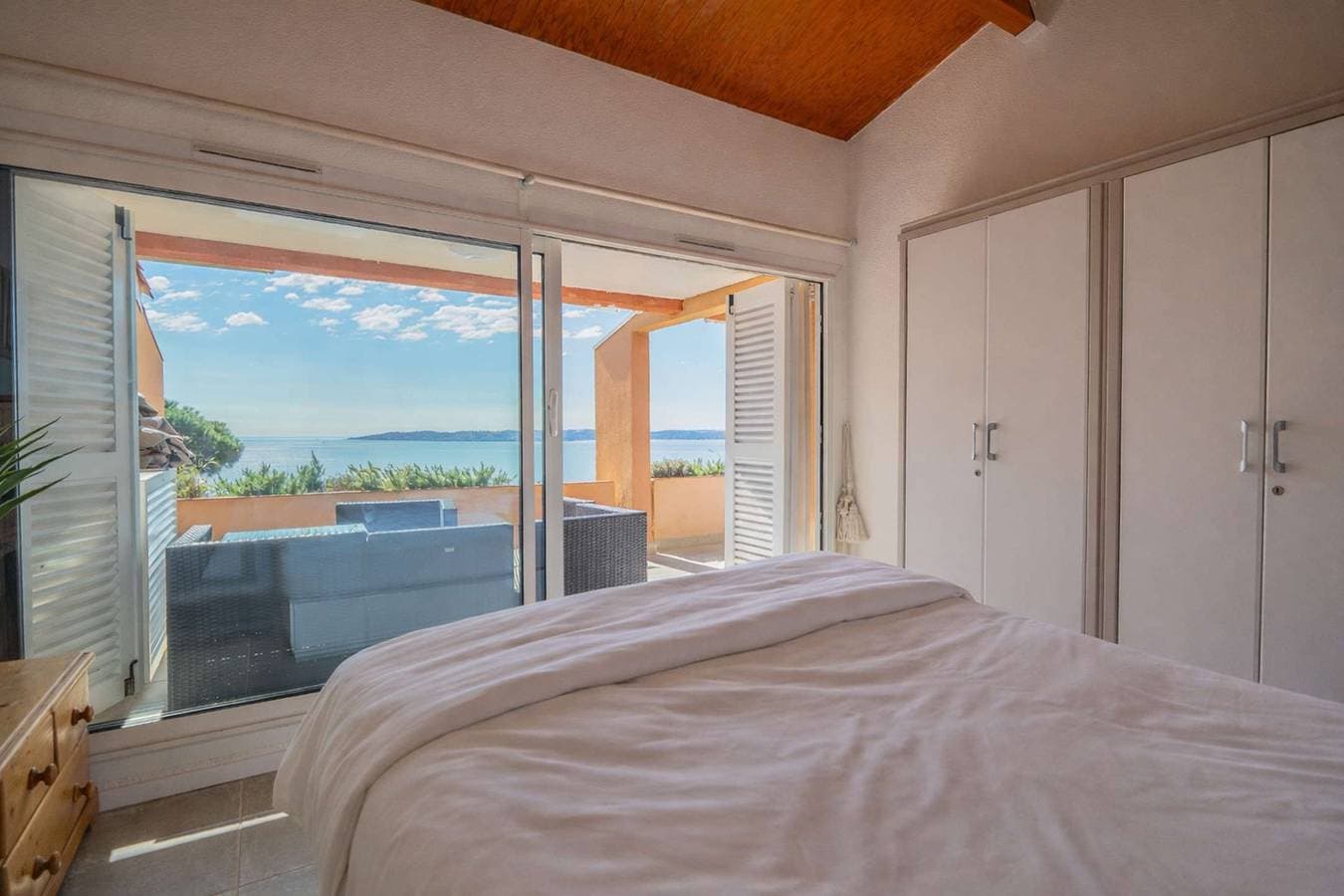 Foto 7 von 13: Wohnung in Sainte-Maxime mit Panoramablick aufs Meer, Schwimmbad und privatem Strandzugang