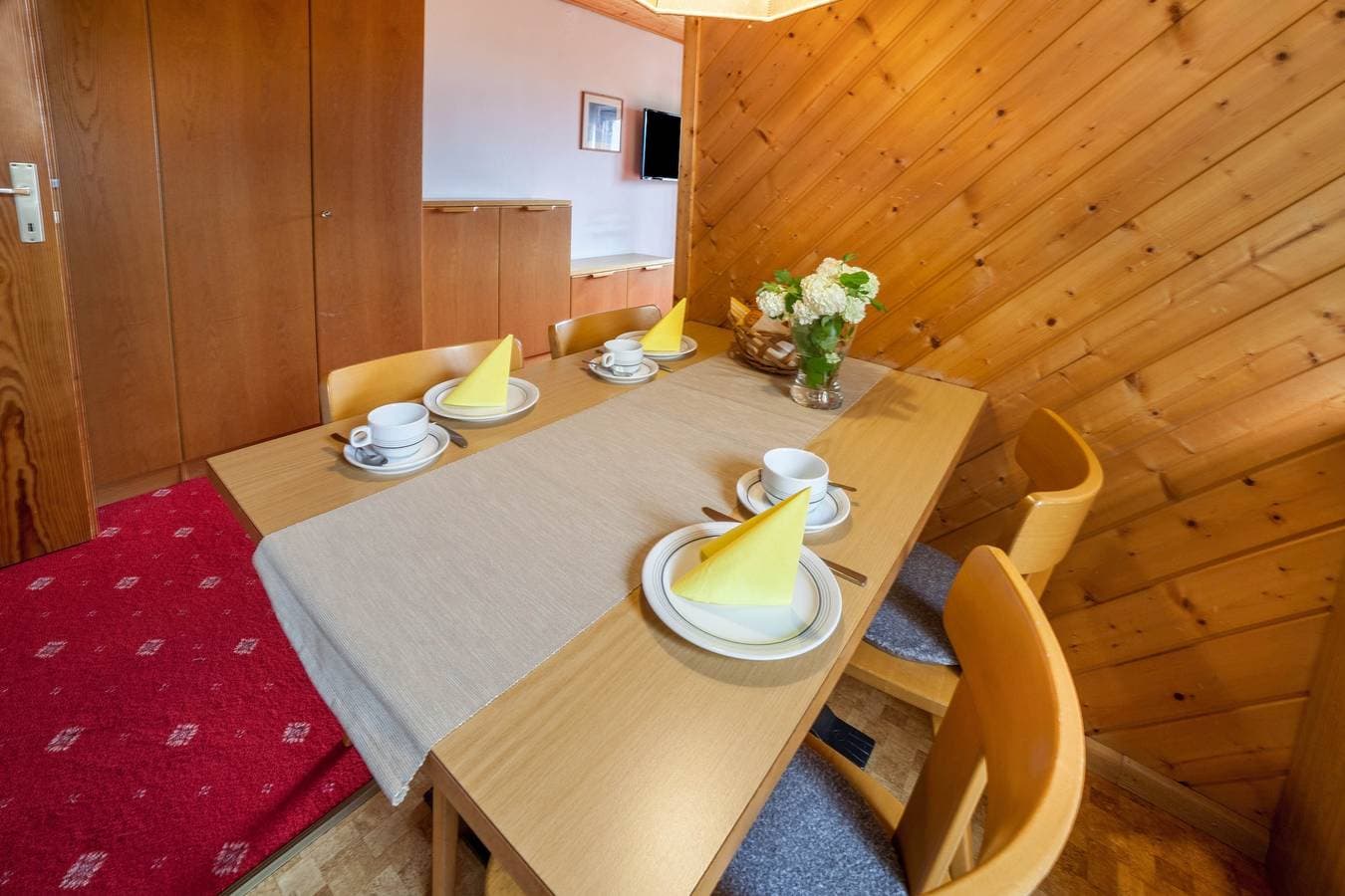 Foto 13 von 21: Ferienwohnung 'Sankt Corbinian 4' mit Bergblick, Balkon, Gemeinschaftsgarten & WLAN