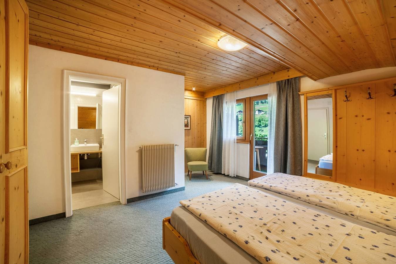 Foto 6 von 14: Ferienwohnung "Moosmair 4" mit Bergblick, Kamin, WLAN, Balkon & Garten