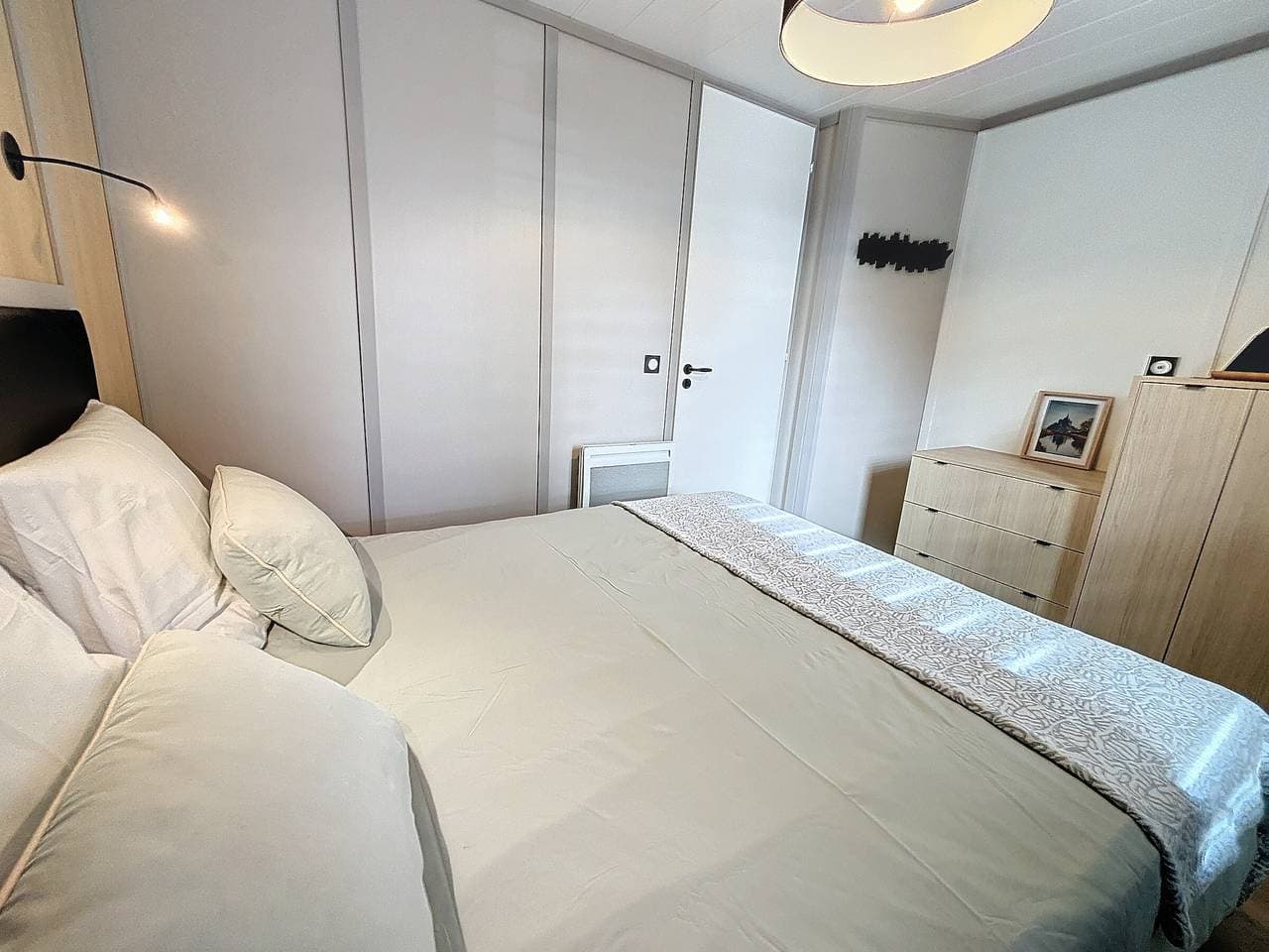 Foto 9 von 28: Luxuriöses Chalet mit beheiztem Pool, WLAN, 4 Schlafplätze, Strandnähe