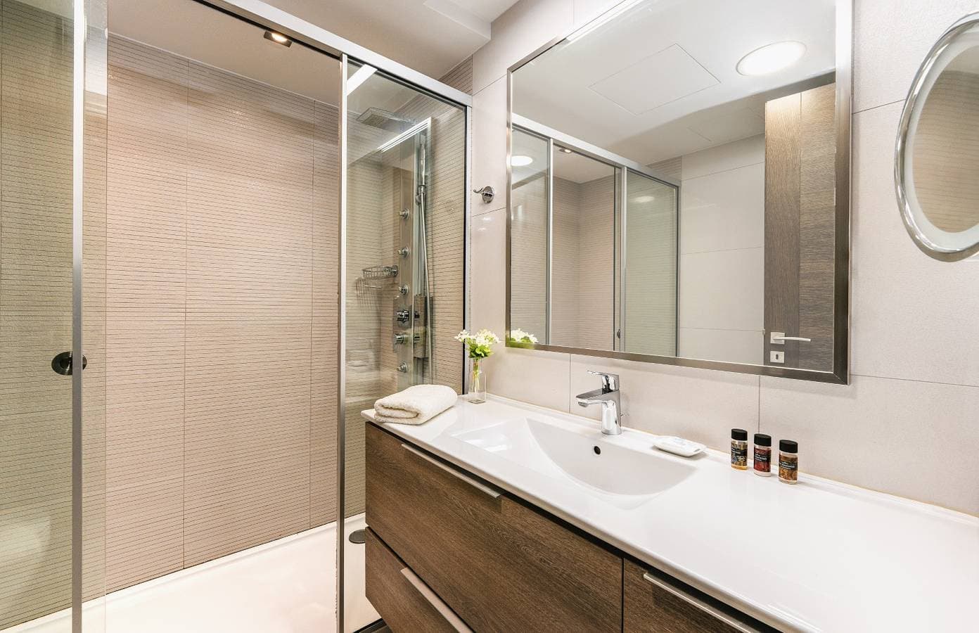 Foto 13 von 28: High-Spec Contemporary Villa with Garden, Jacuzzi and Walk-to-Tavernas Location