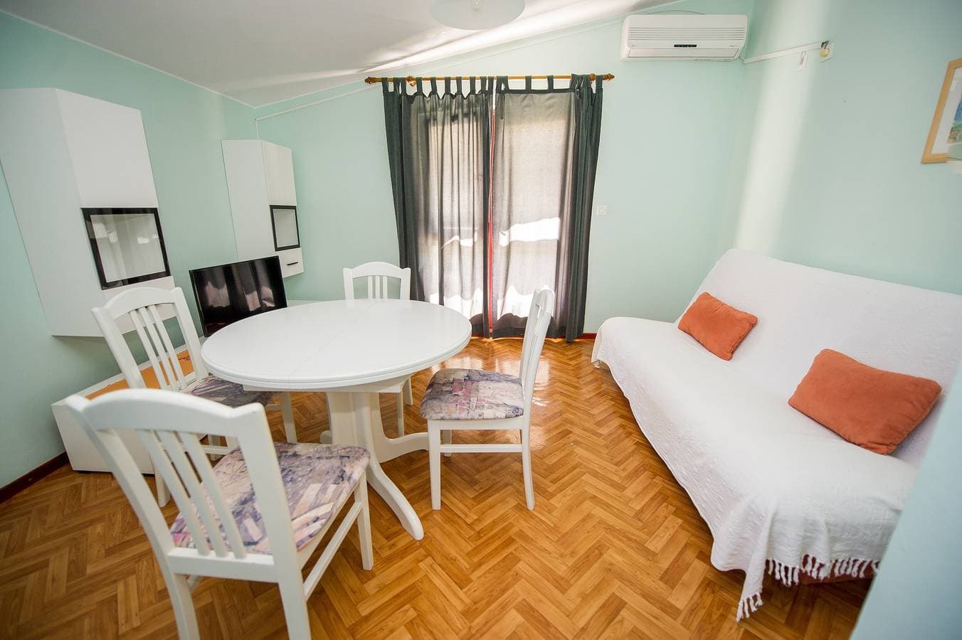 Foto 12 von 24: 1-Zimmer-Ferienwohnung mit Balkon und Meerblick Grebastica, Sibenik -a
