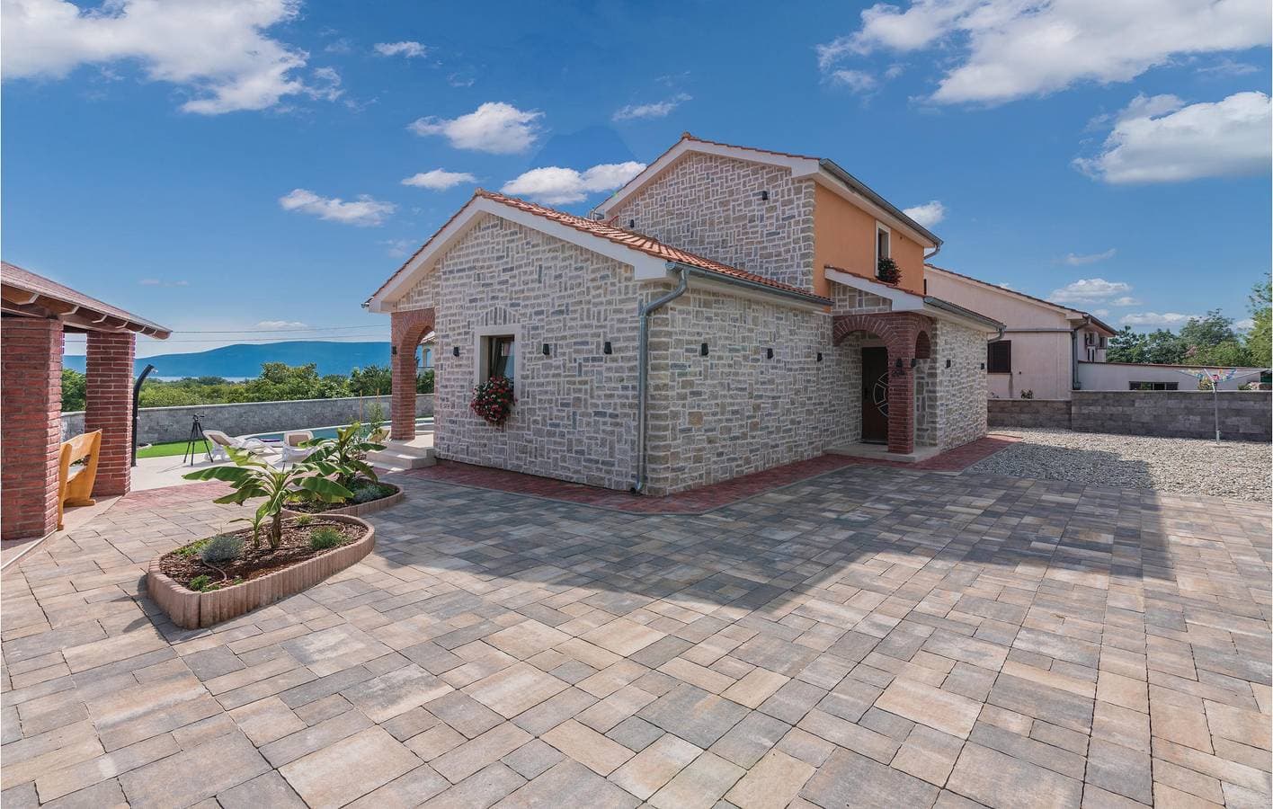 Foto 4 von 53: Gemütliche Ferienwohnung mit Pool, Parkplatz und WLAN, 1,5 km vom Strand von Jert entfernt