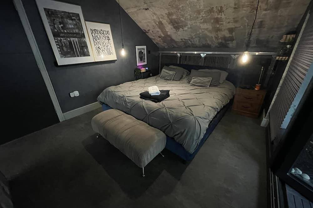 Foto 2 von 30: Artsy Retreat - Sleeps 4, Free Parking & Balcony