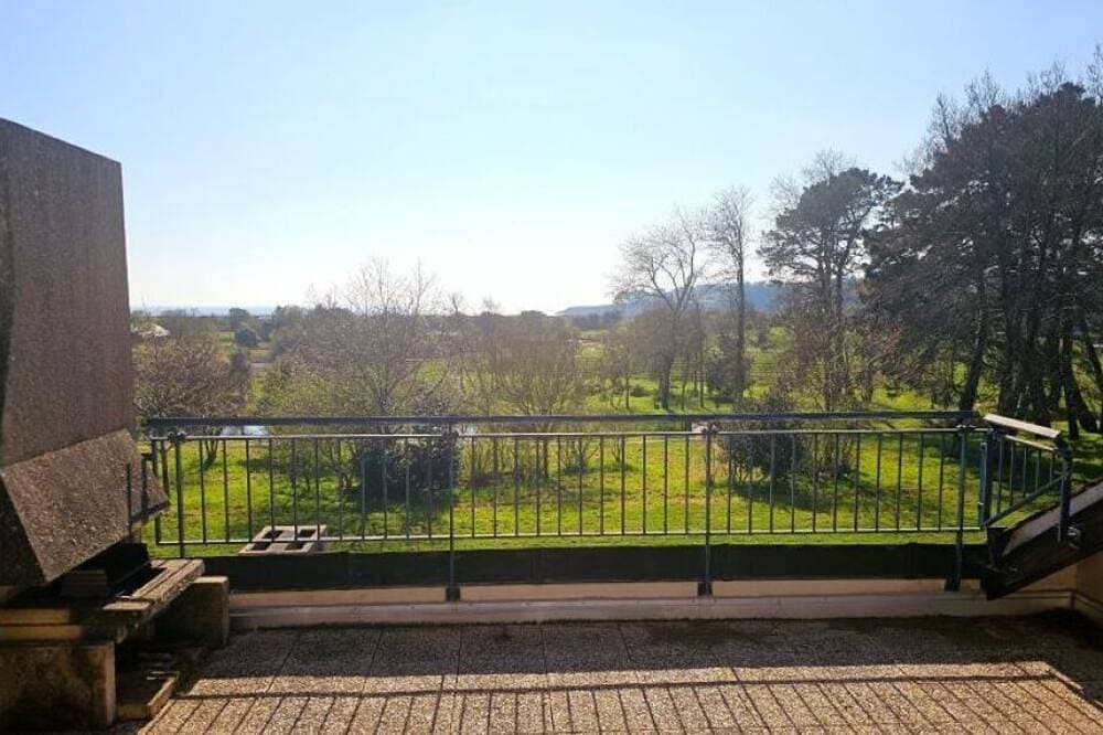 Apartment with beautiful view over a wooded park and a large terrace 1