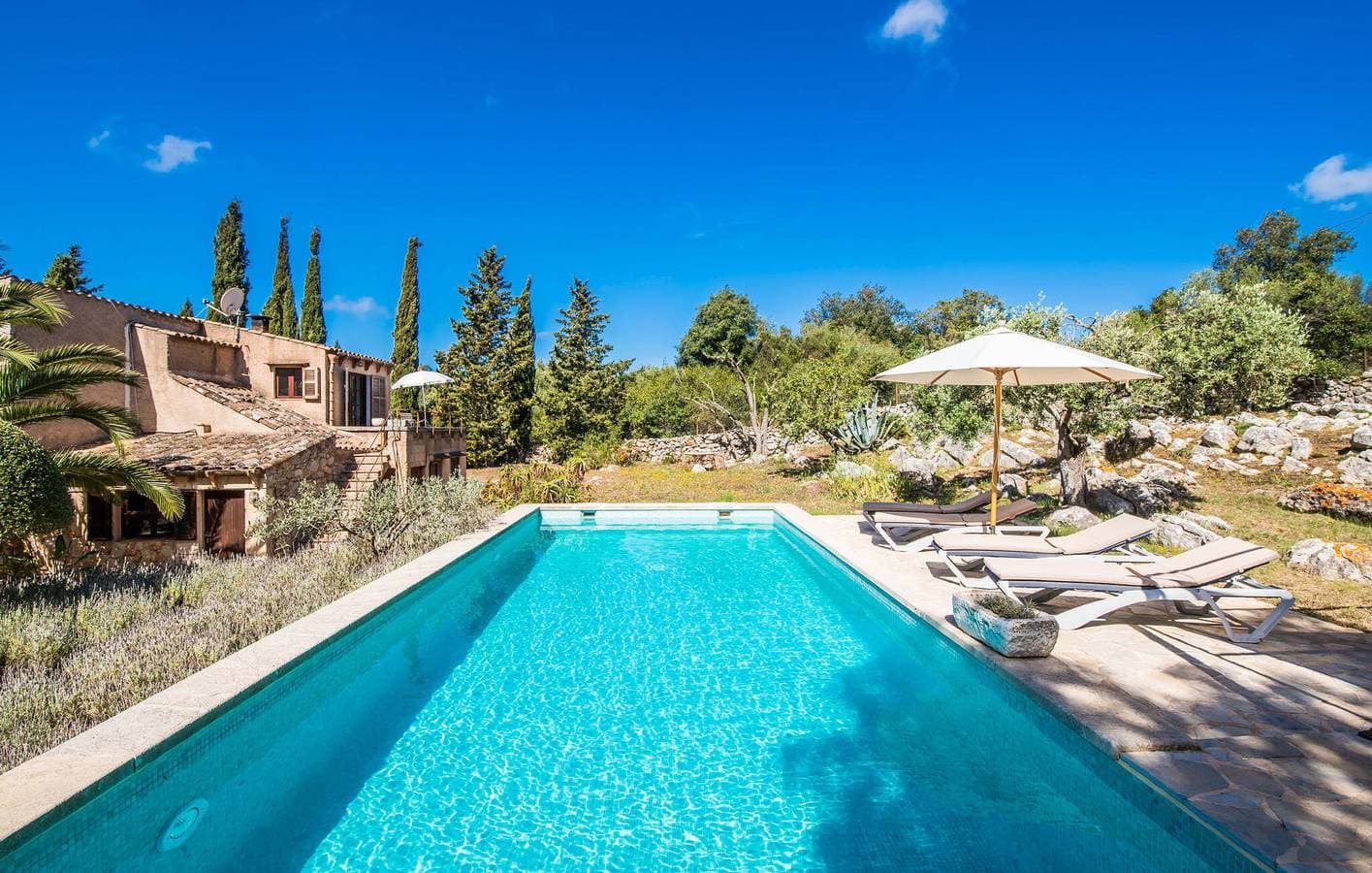 Foto 6 von 52: Sonniger Terrassenrückzug mit Pool und Küche