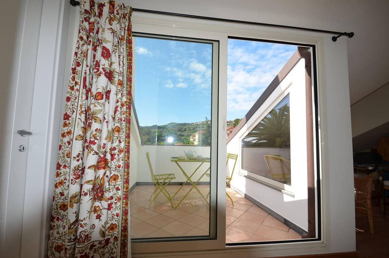 Foto 8 von 27: Helle Altbau-Mansardenwohnung mit romantischer Dachterrasse und Garten