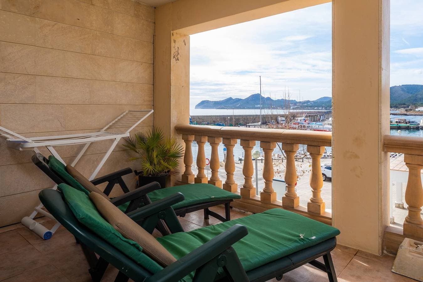 Foto 2 von 35: Ferienwohnung "Maritim" mit Meer- und Bergblick, WLAN und Terrasse