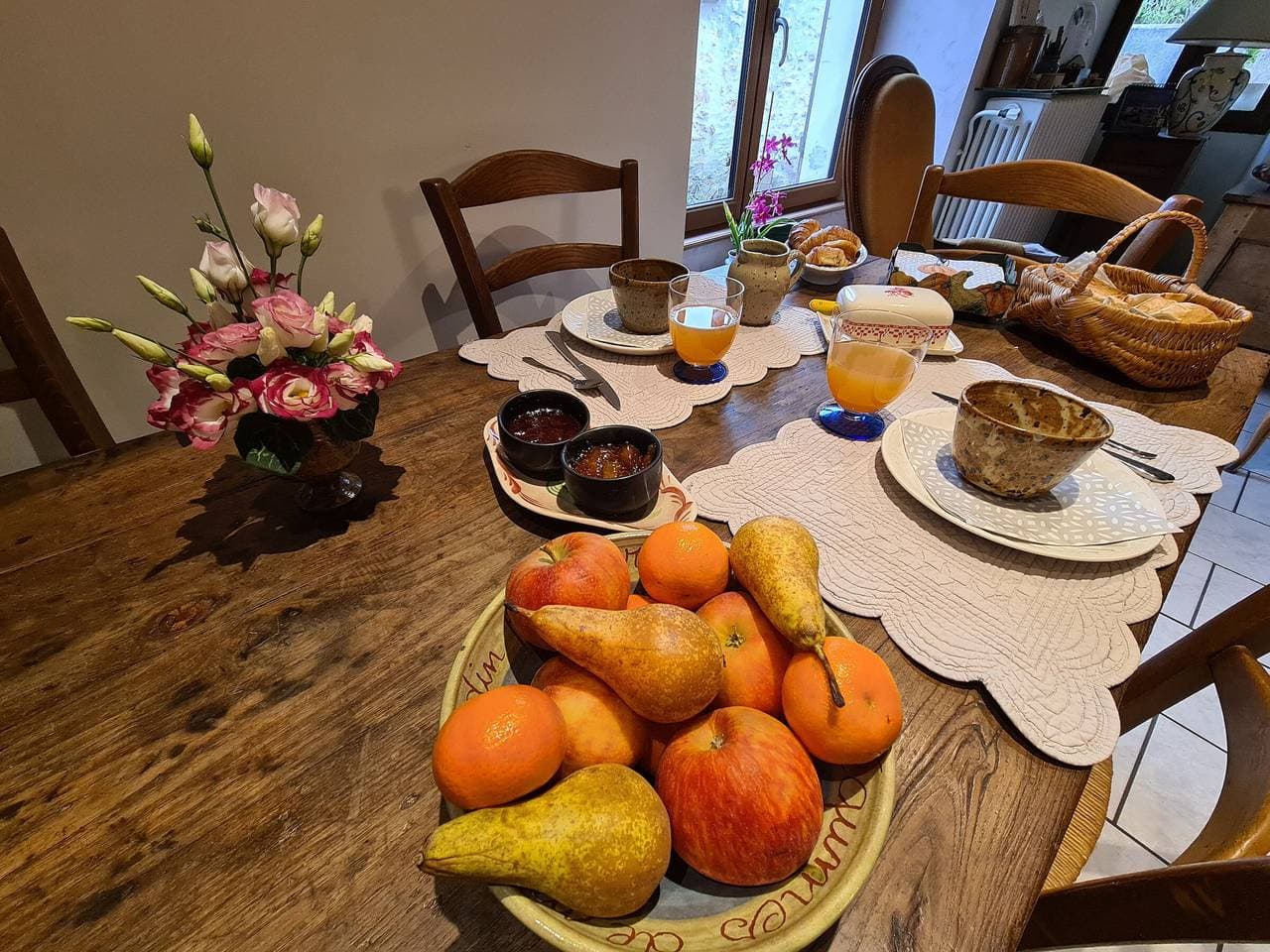 Foto 2 von 21: Gemütliches Zimmer mit Sitzecke und Frühstück