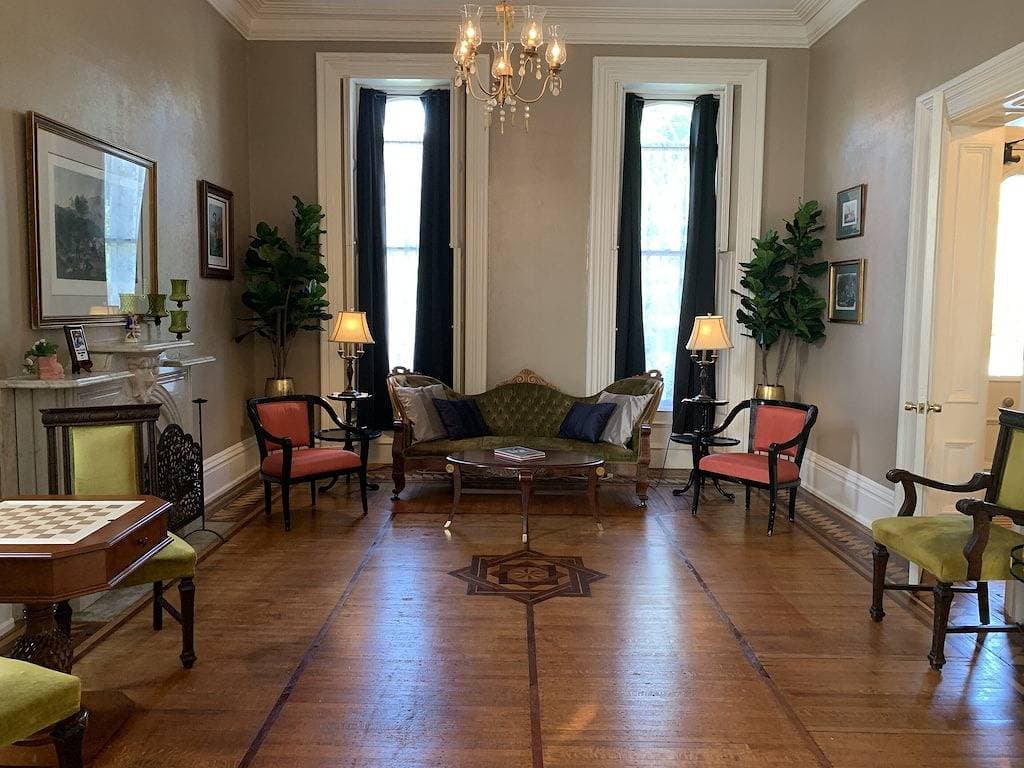 Foto 10 von 13: Historic Mansion, Minutes from Downtown