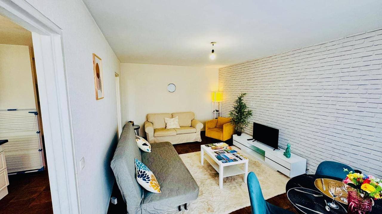 Foto 6 von 41: Two-Bedroom Apartment with Balcony