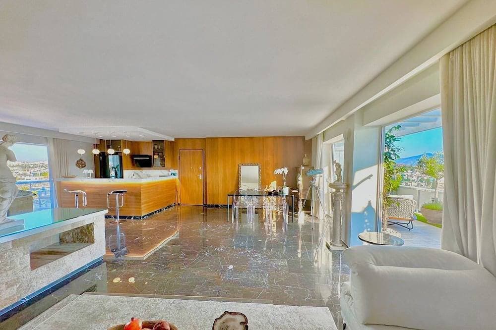 Foto 7 von 30: One 360 Skyline Athens - Penthouse Suite with private Infinity Jacuzzi