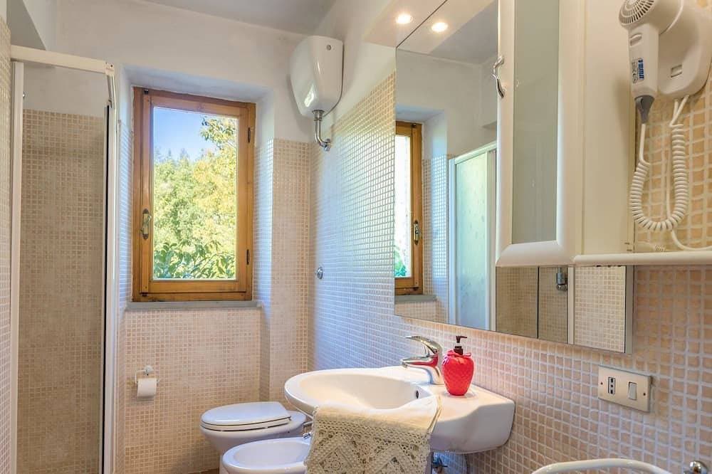 Foto 8 von 30: Das Haus hat 10 Schlafplätze. Im Ergeschoß gibt es einen großes Wohnzimmer mit Kamin, eine Küche, ei