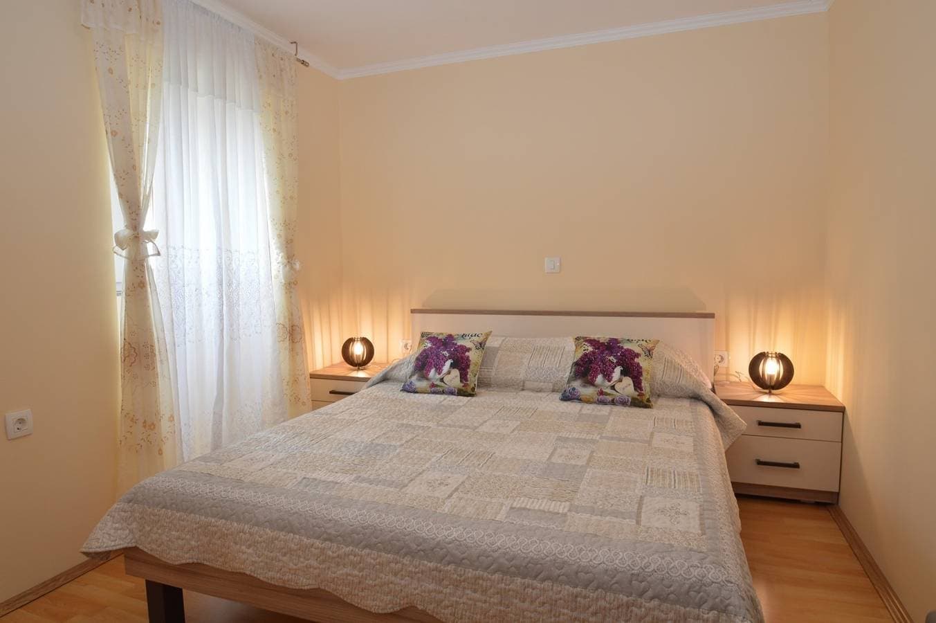 Foto 7 von 20: Das Apartment Hrasta 1 ist eine Unterkunft in Hrasta auf der Insel Cres, 43 km von Mali Lošinj entfernt. Die Wohnung ist ideal für eine Familie oder eine Gruppe von bis zu vier Personen und verfügt über zwei Schlafzimmer, eine Küche, ein Wohnzimmer, ein Esszimmer, ein Badezimmer mit Badewanne und eine Waschmaschine. Private Parkplätze stehen vor der Wohnung zur Verfügung.