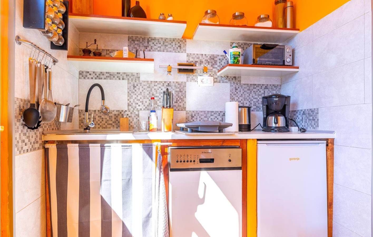 Foto 7 von 20: Gemütliche Ferienwohnung mit Terrasse, Klimaanlage und WLAN, 2 km vom Juto-Strand entfernt