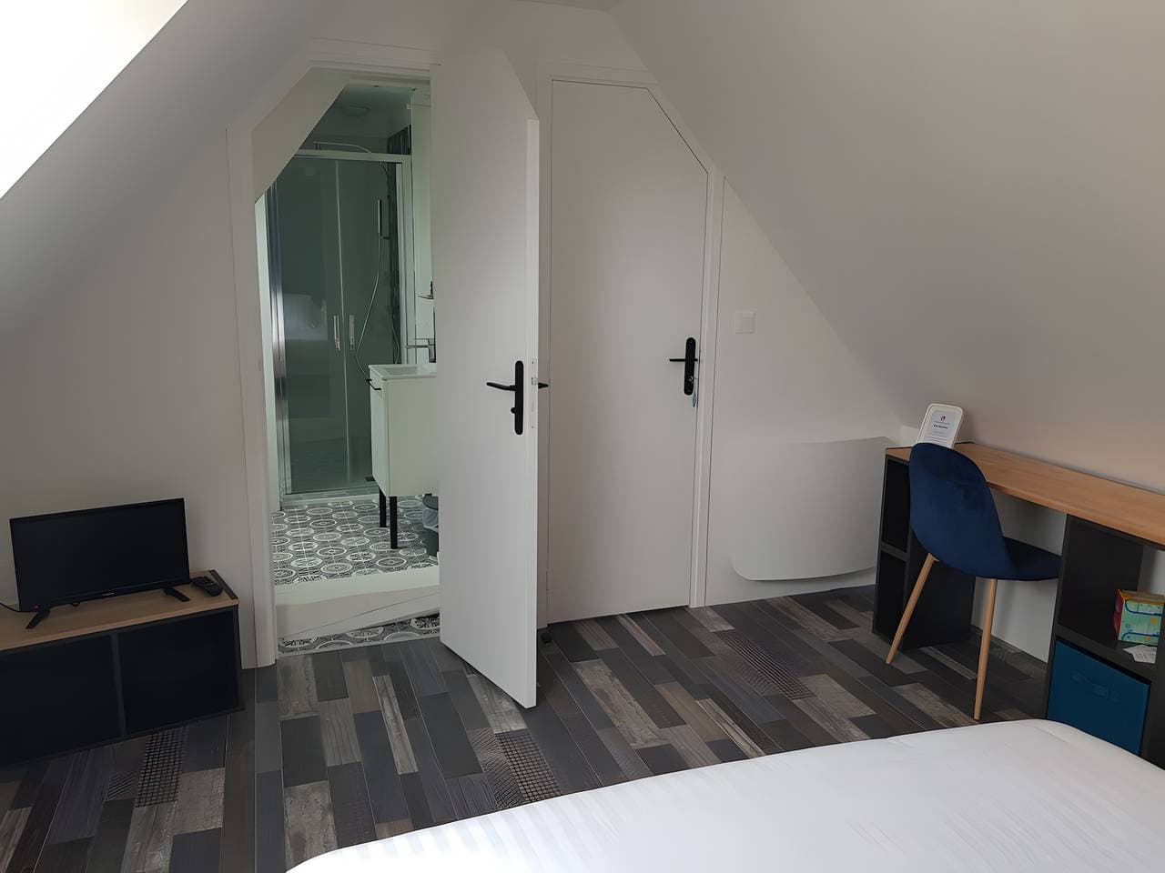 Foto 5 von 28: Gästezimmer „Chambre bleue – 1. Etage“ mit gemeinsamem Garten und WLAN