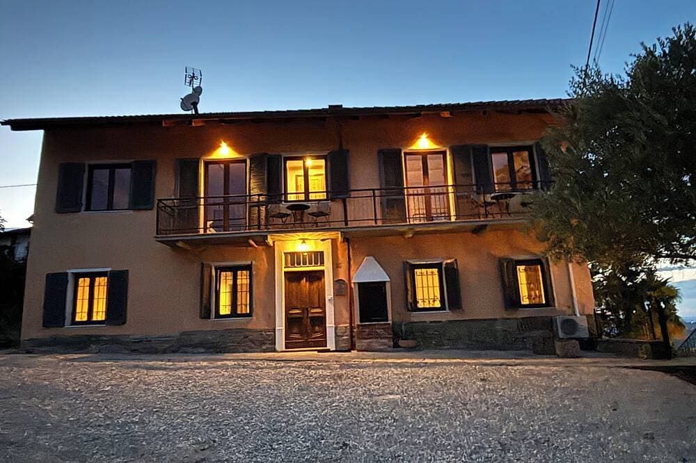 Relais Portaluna Maestà / 4Br, Sleeps 8, Garden, Langhe Views, Wifi 1