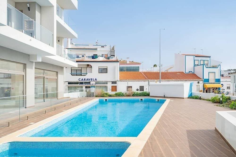 Foto 11 von 17: Burgau Luxury Beach Apt, private rooftop + jacuzzi overlooking beach
