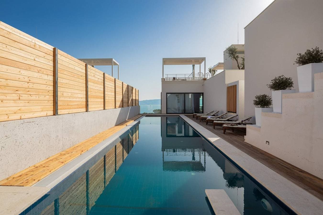 Foto 3 von 49: Hochwertig gestaltete Villa Maestral mit beheiztem Pool, Whirlpool, Wellness, Fitnessraum, Sauna, 3 Schlafzimmern und offenem Meerblick