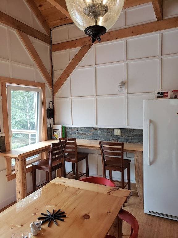 Foto 6 von 11: Raven's Roost Hike-in Sleeping Cabin at Sally's Brook Off-Grid Luxury Cabins