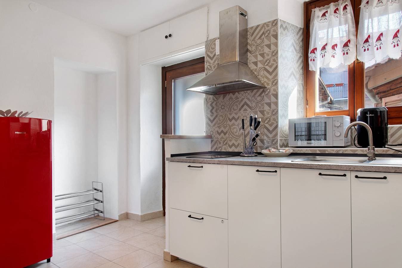 Foto 5 von 22: Apartment 'Lami' mit WLAN im Herzen von Intra, nahe Strand und Natur