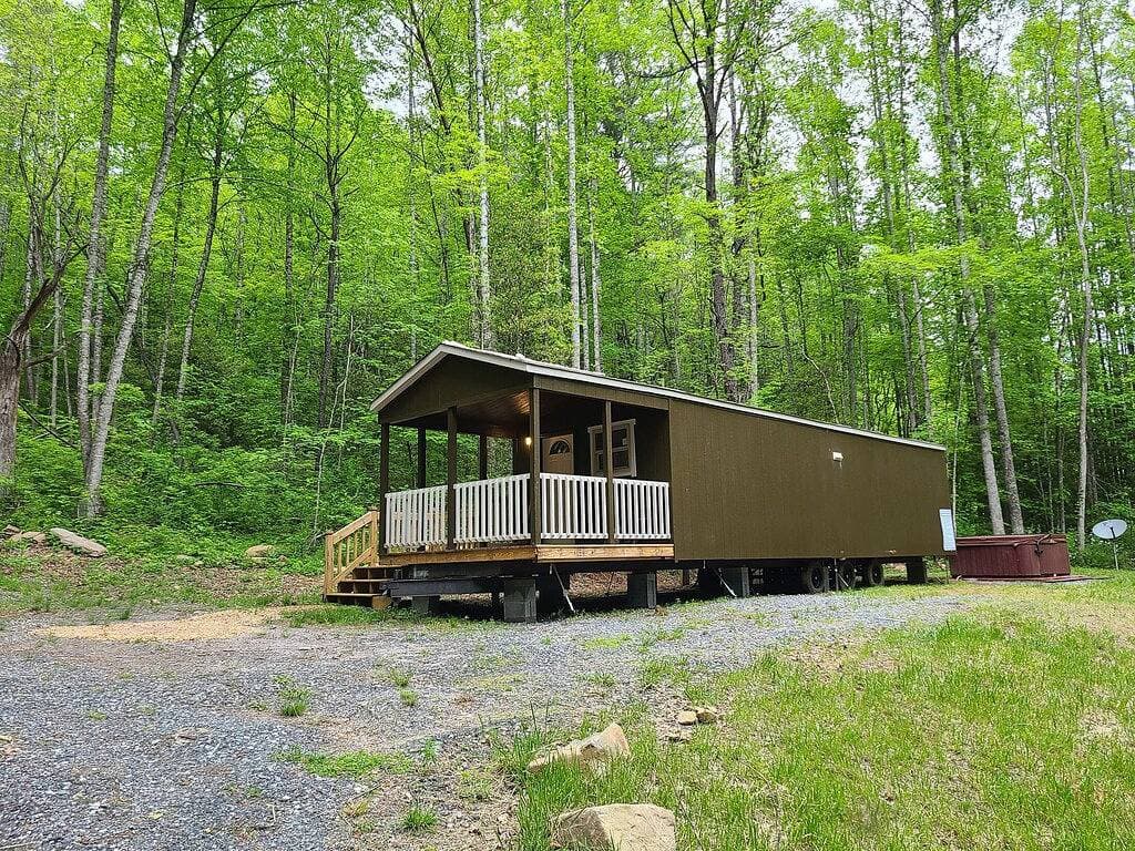 Foto 8 von 11: Mountain Creek Zuflucht - Überdachte Veranda - Feuerstelle - Holzkohlegrill
