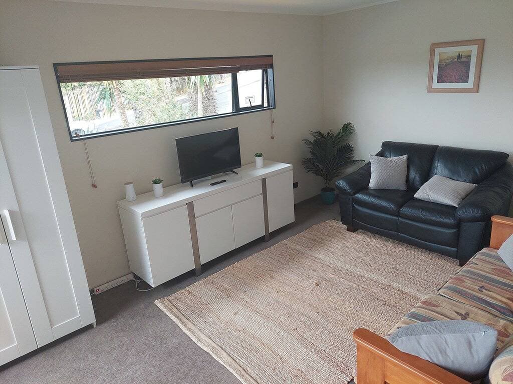 Foto 4 von 9: Self contained 1 bedroom. Livingroom doubles as bedroom with pullout double bed.
