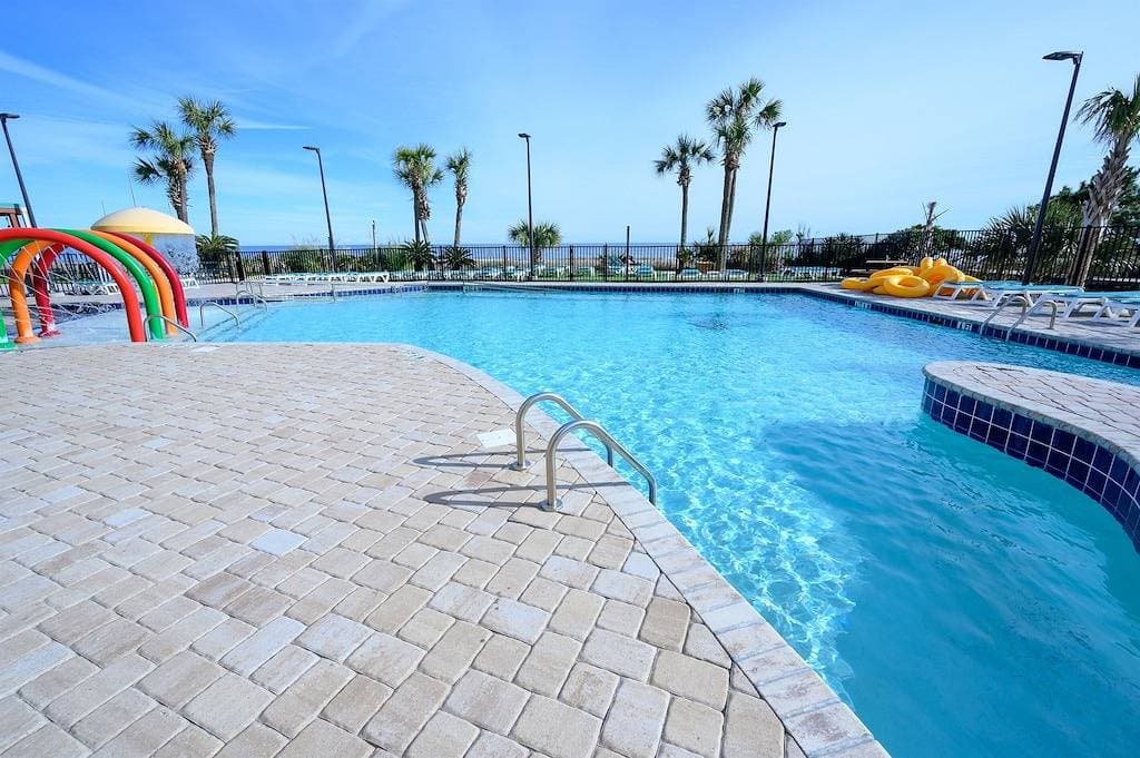 Foto 10 von 50: Heated Indoor Pools, Remodel Oceanfront King bed!