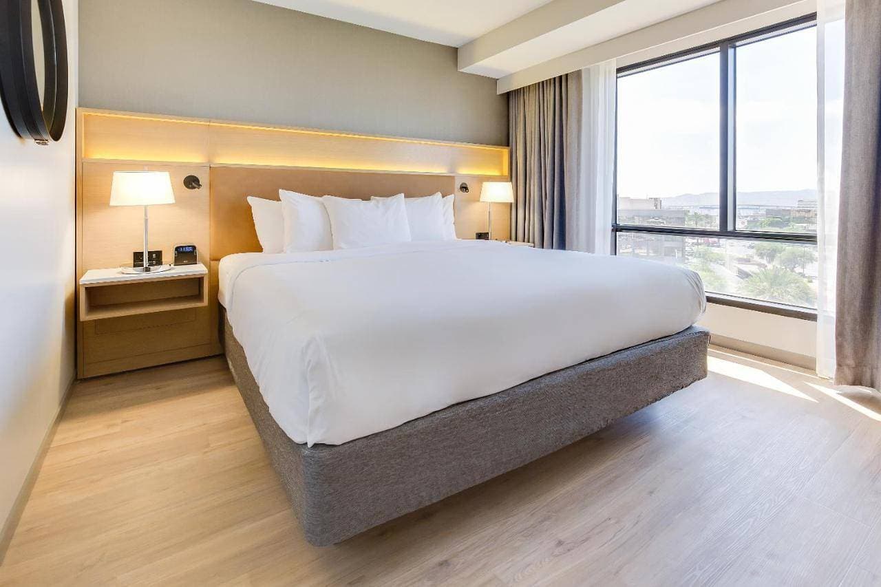 Foto 7 von 10: One-Bedroom King Suite with Sofa Bed - Non-Smoking