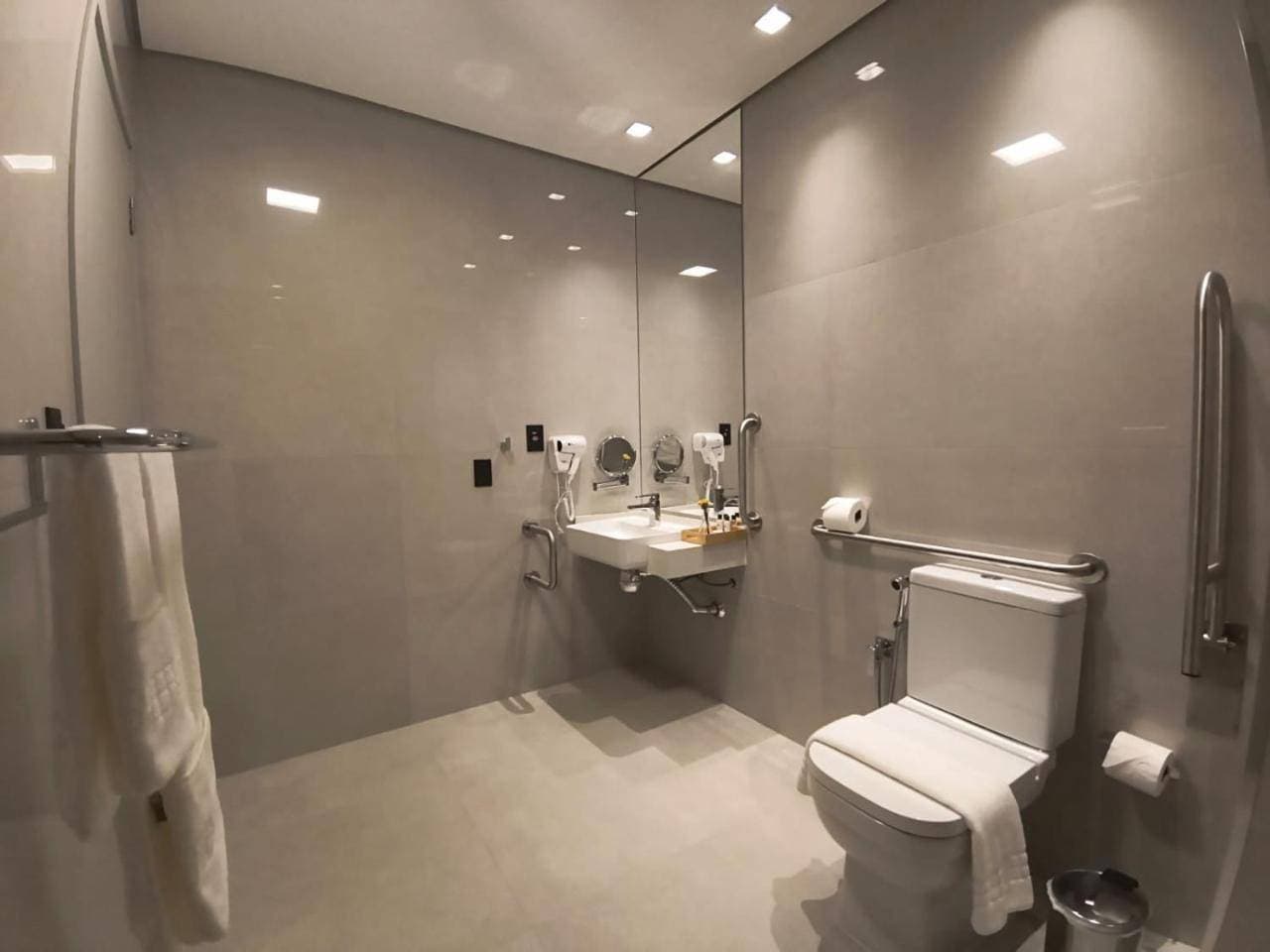Foto 7 von 13: King Room with Roll-In Shower - Disability Access