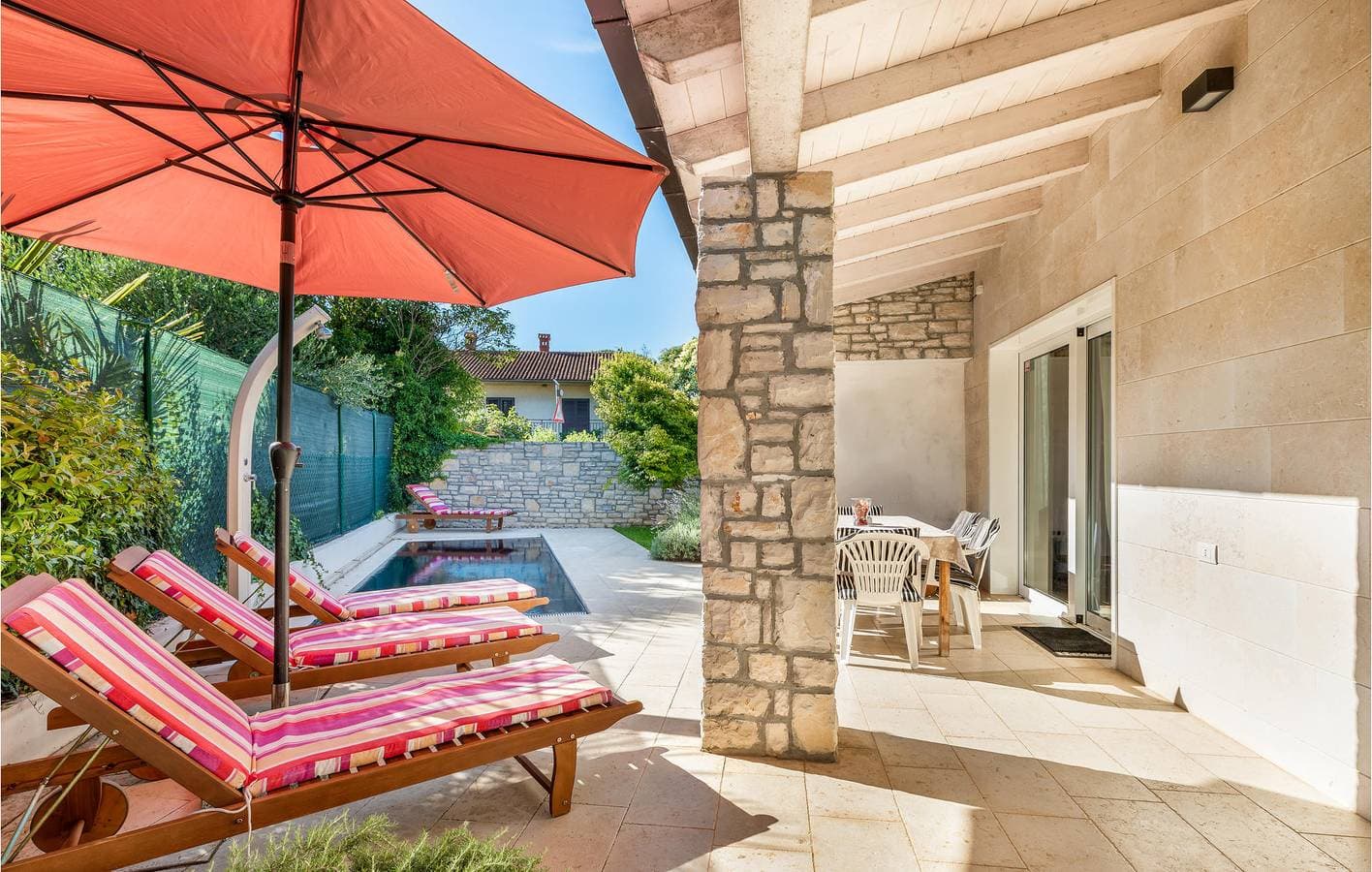 Foto 10 von 30: Gemütliche 2-Zimmer-Wohnung mit Pool, WLAN und Terrasse in der Nähe von Stinjan