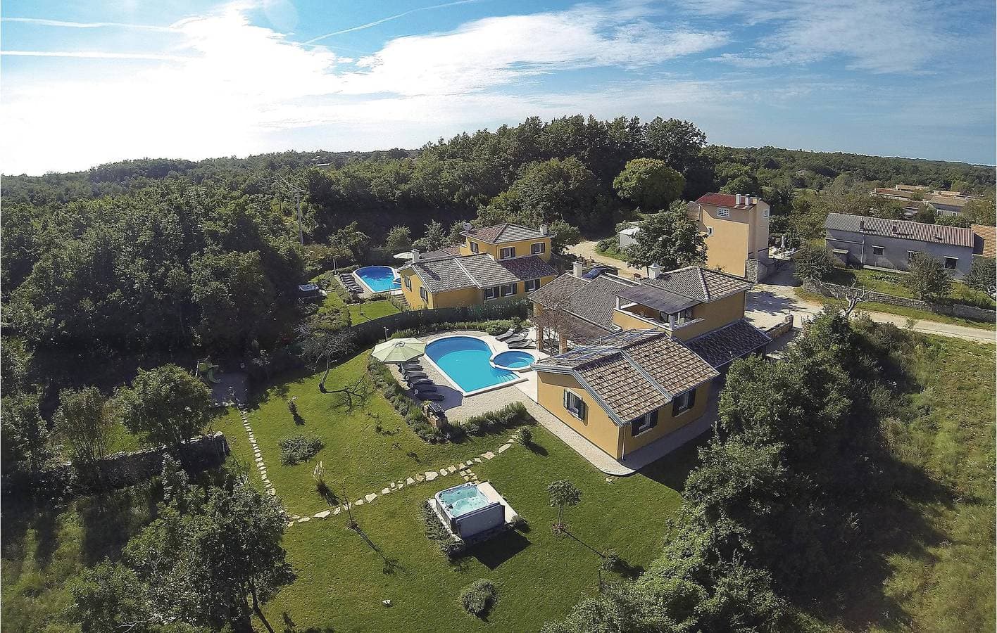 Foto 4 von 46: Geräumige 170 m² große Wohnung mit WLAN, Pool und Terrasse
