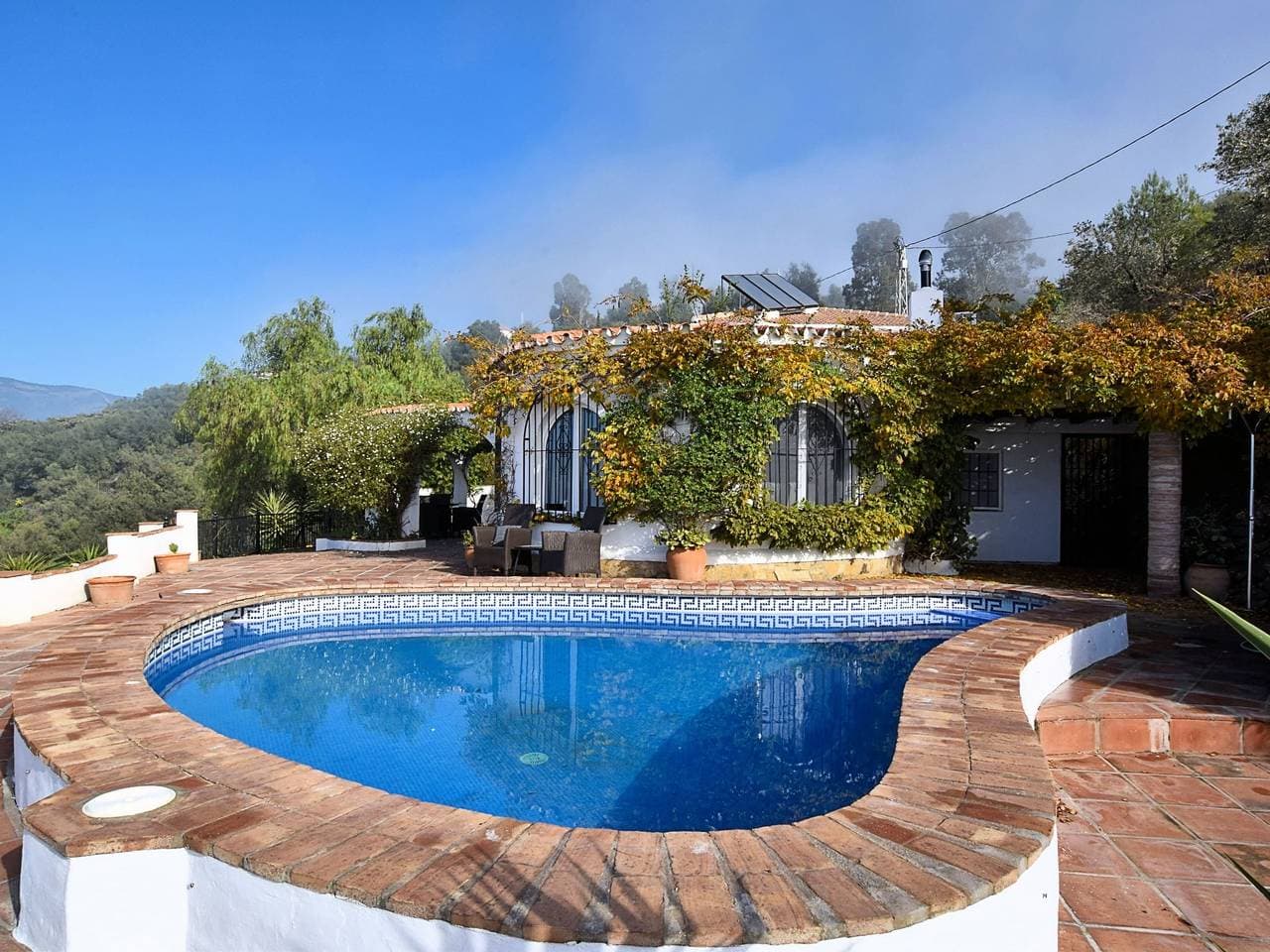 Sonnendurchflutete Villa mit blauem Wasser 1