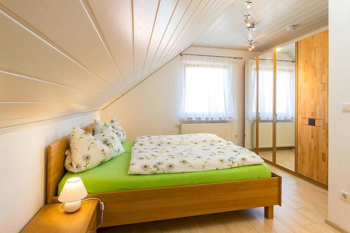 Foto 8 von 15: Lichtdurchflutete Dachgeschosswohnung "Lauser Dg" in ruhiger Gegend mit WLAN & Balkon
