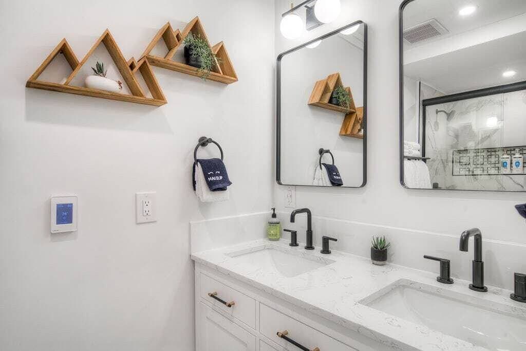 Foto 6 von 26: Beautiful mountain condo remodel!